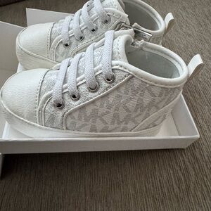 SZ 4 baby soft bottom MK Michael Kors side zipper botties